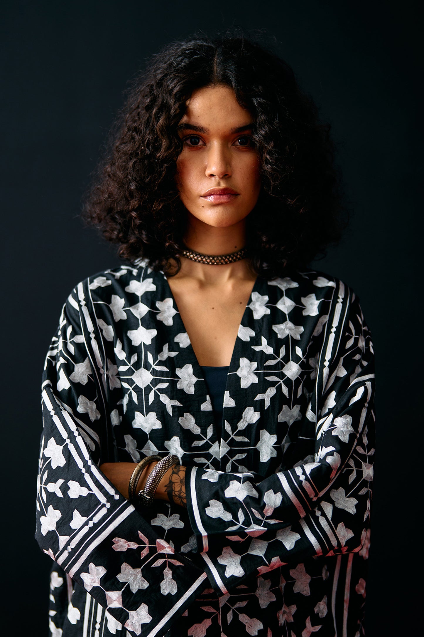 BLACK ALL-OVER FLORAL THREAD JACKET