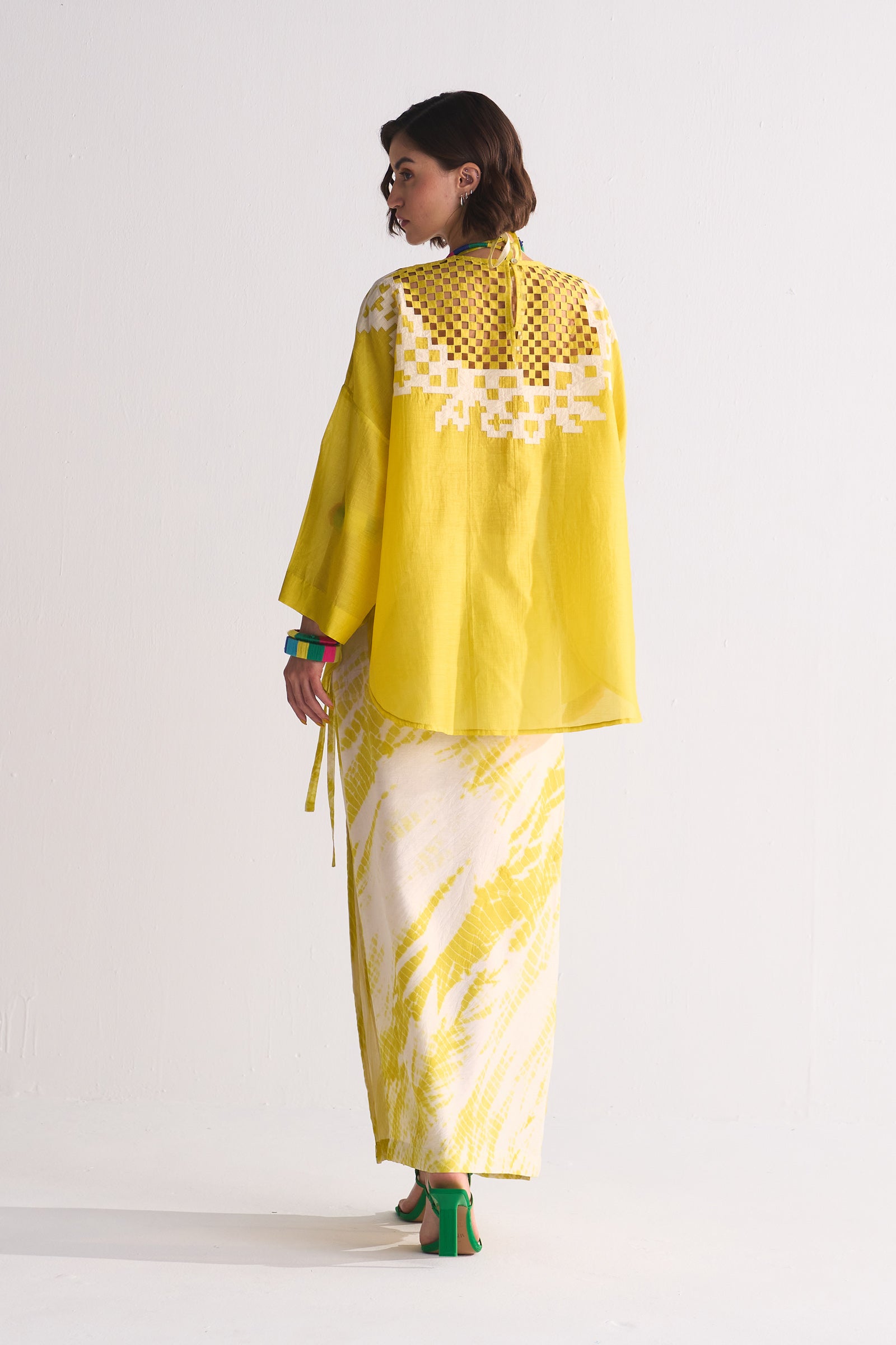 DROP SHOULDER SHIRT WITH NECK APPLIQUE'