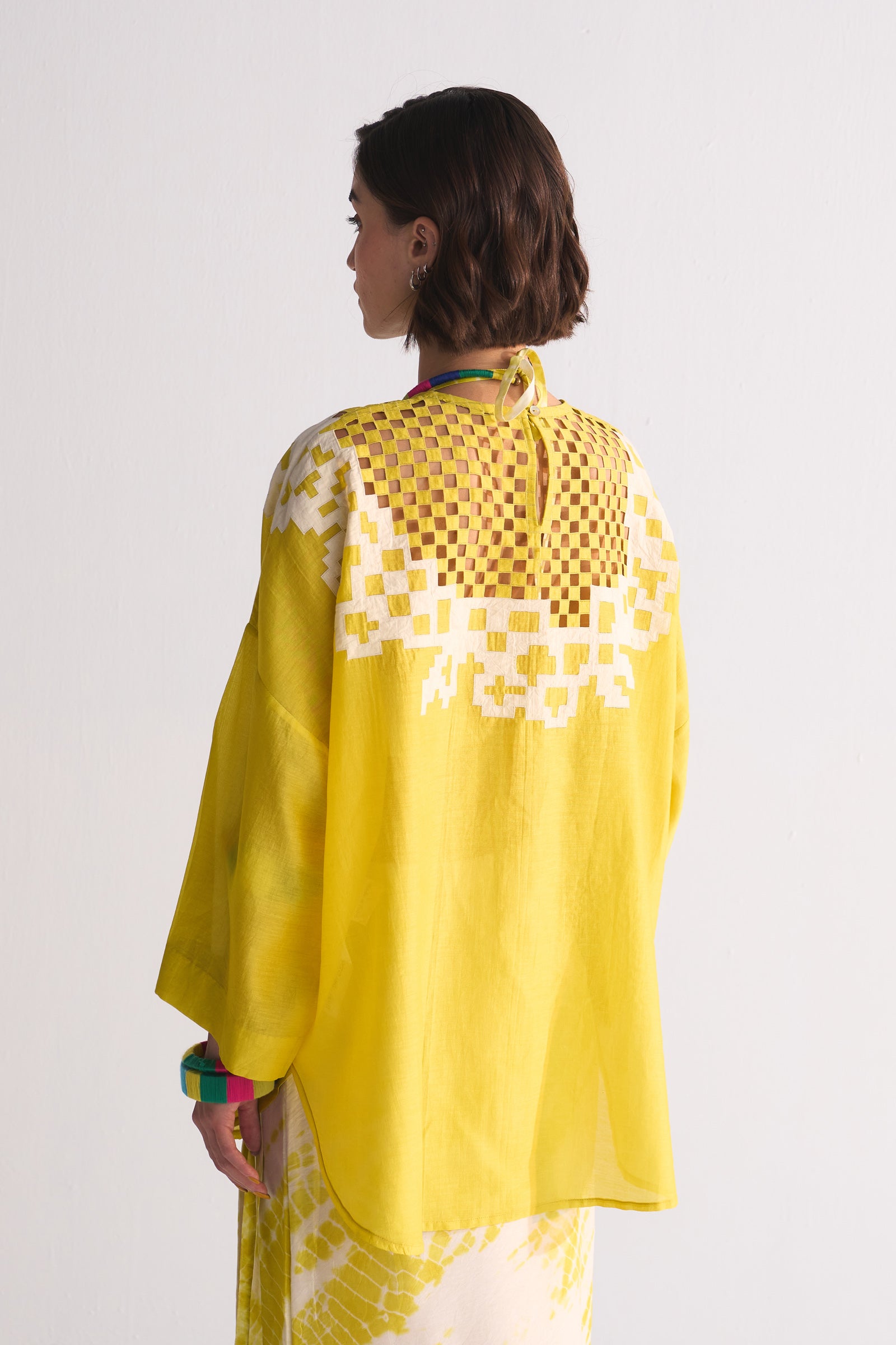 DROP SHOULDER SHIRT WITH NECK APPLIQUE'