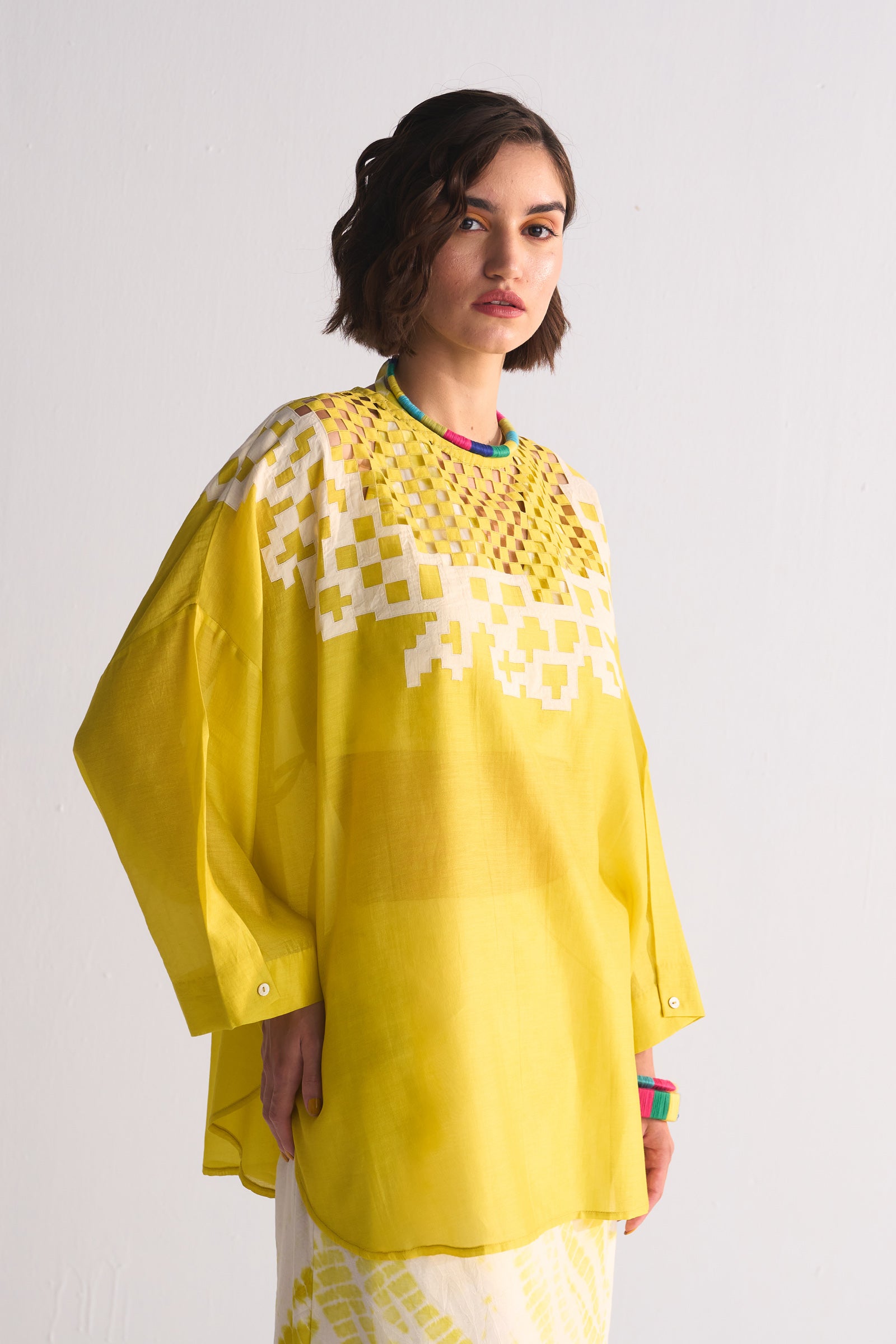 DROP SHOULDER SHIRT WITH NECK APPLIQUE'