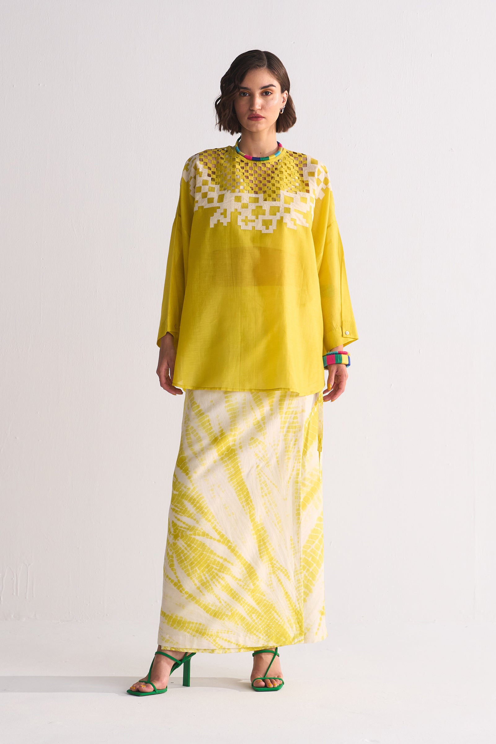 DROP SHOULDER SHIRT WITH NECK APPLIQUE'