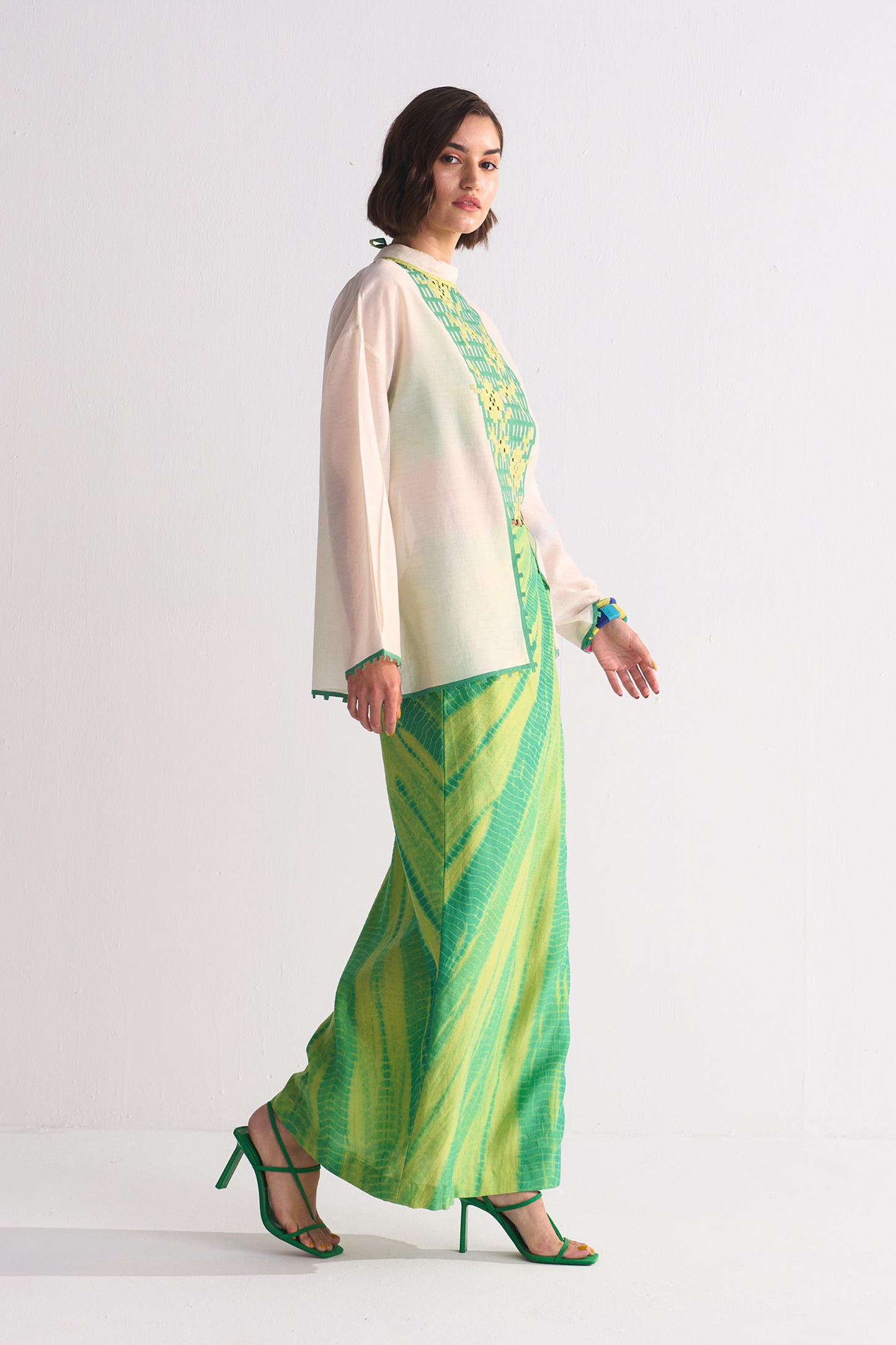 YOKE CUTWORK REVERSE COLLAR SHIRT