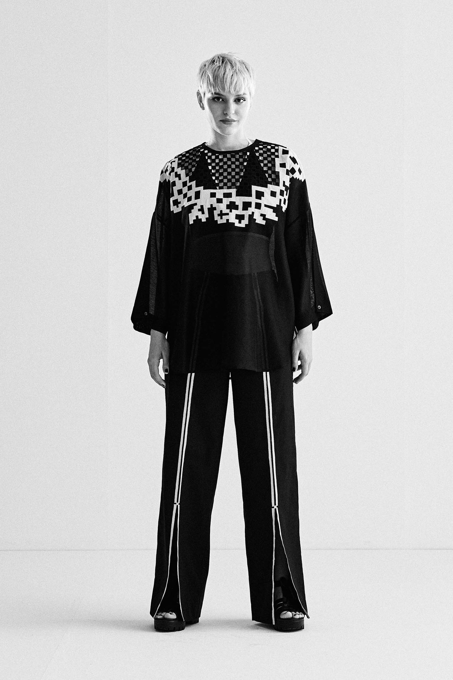 DROP SHOULDER SHIRT WITH NECK APPLIQUE'