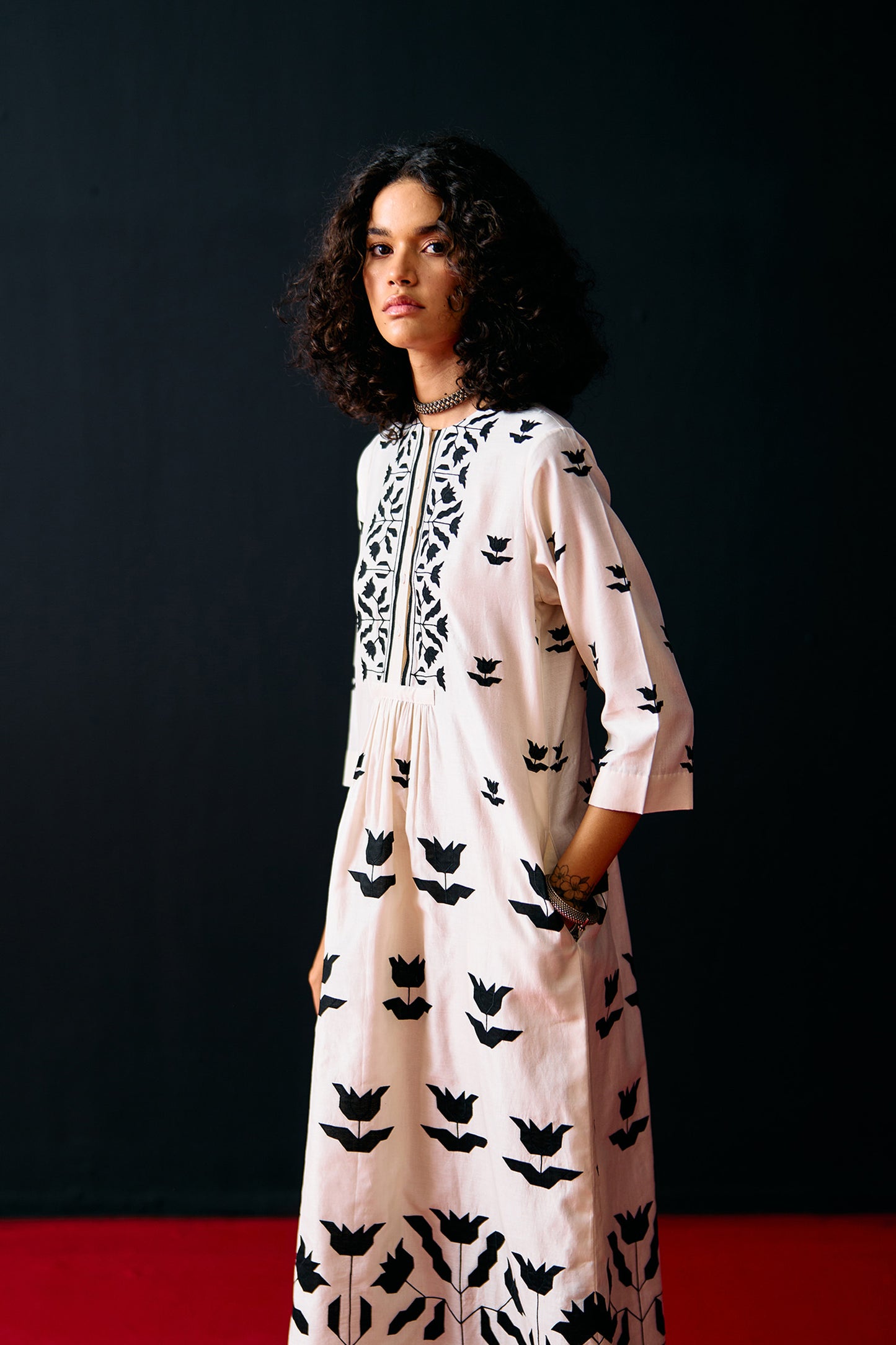 IVORY CENTRE GATHER APPLIQUE' DRESS