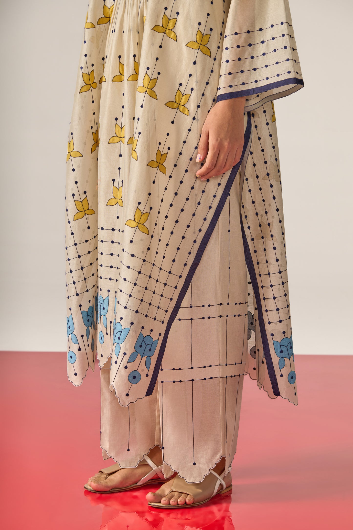 OUTLINE AND CUTWORK PANTS