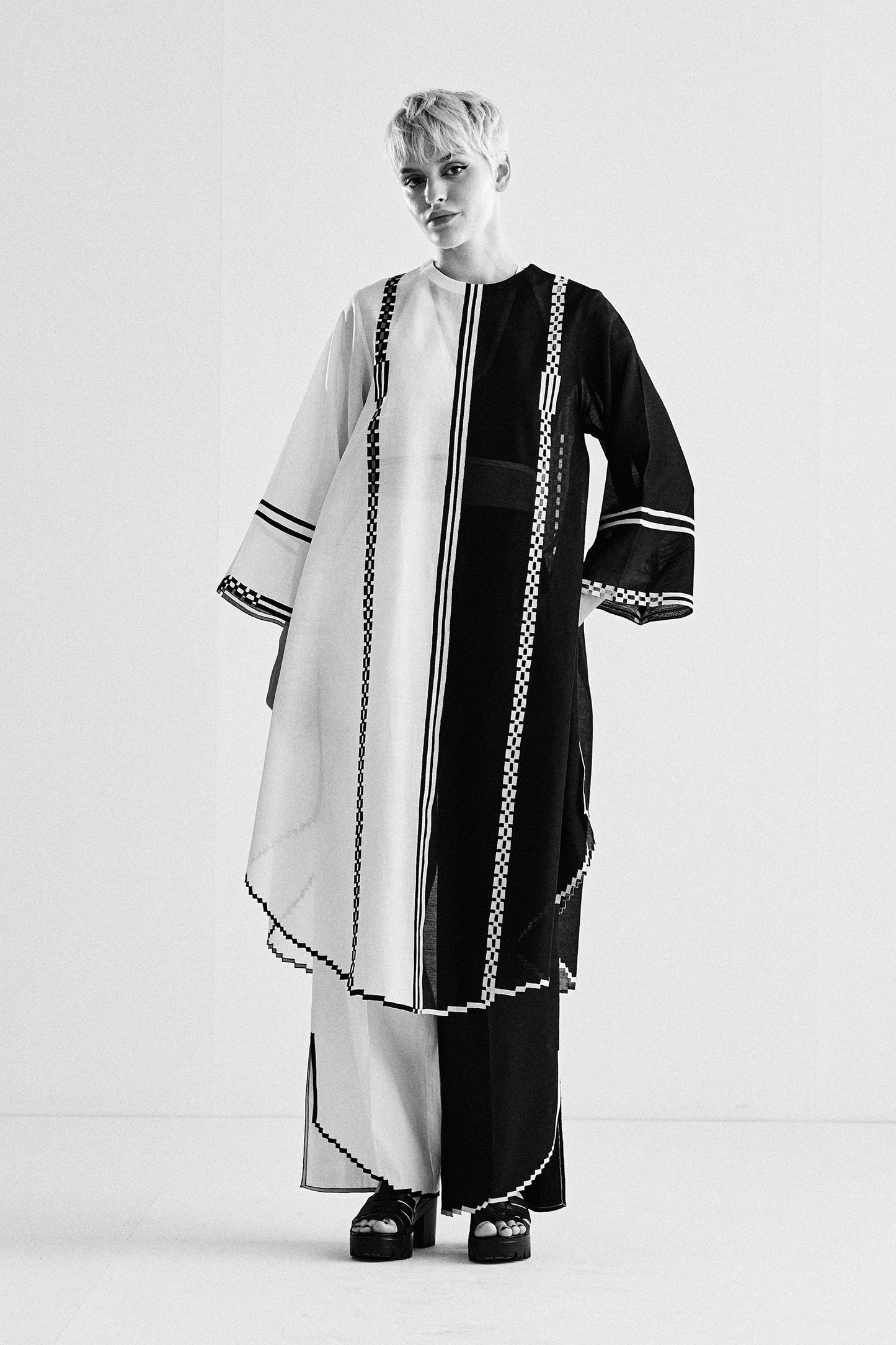 COLOUR BLOCKED APPLIQUE' AND CUTWORK KAMEEZ