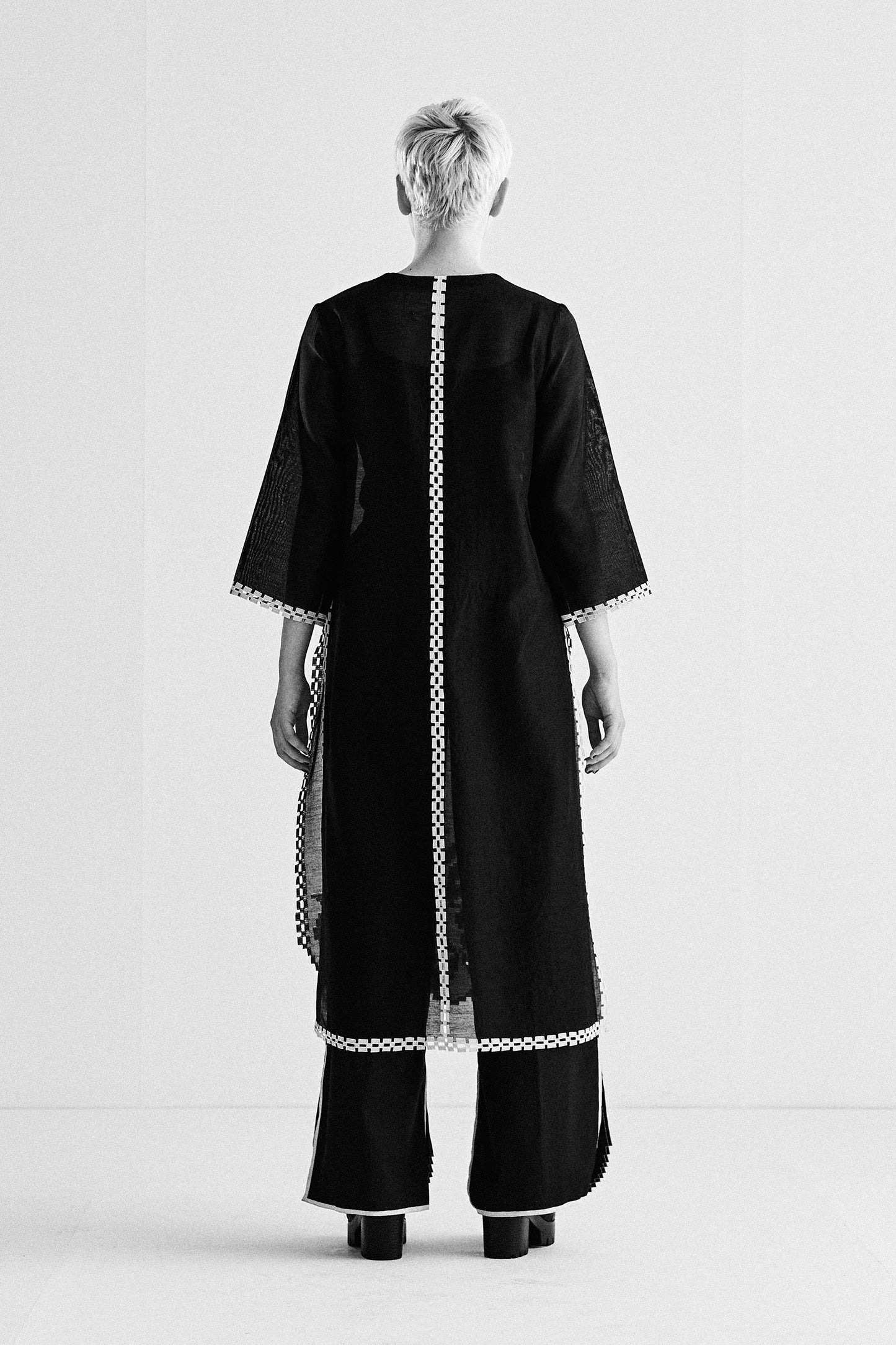 KAMEEZ WITH FLORAL SCALLOP APPLIQUE' AND CUTWORK