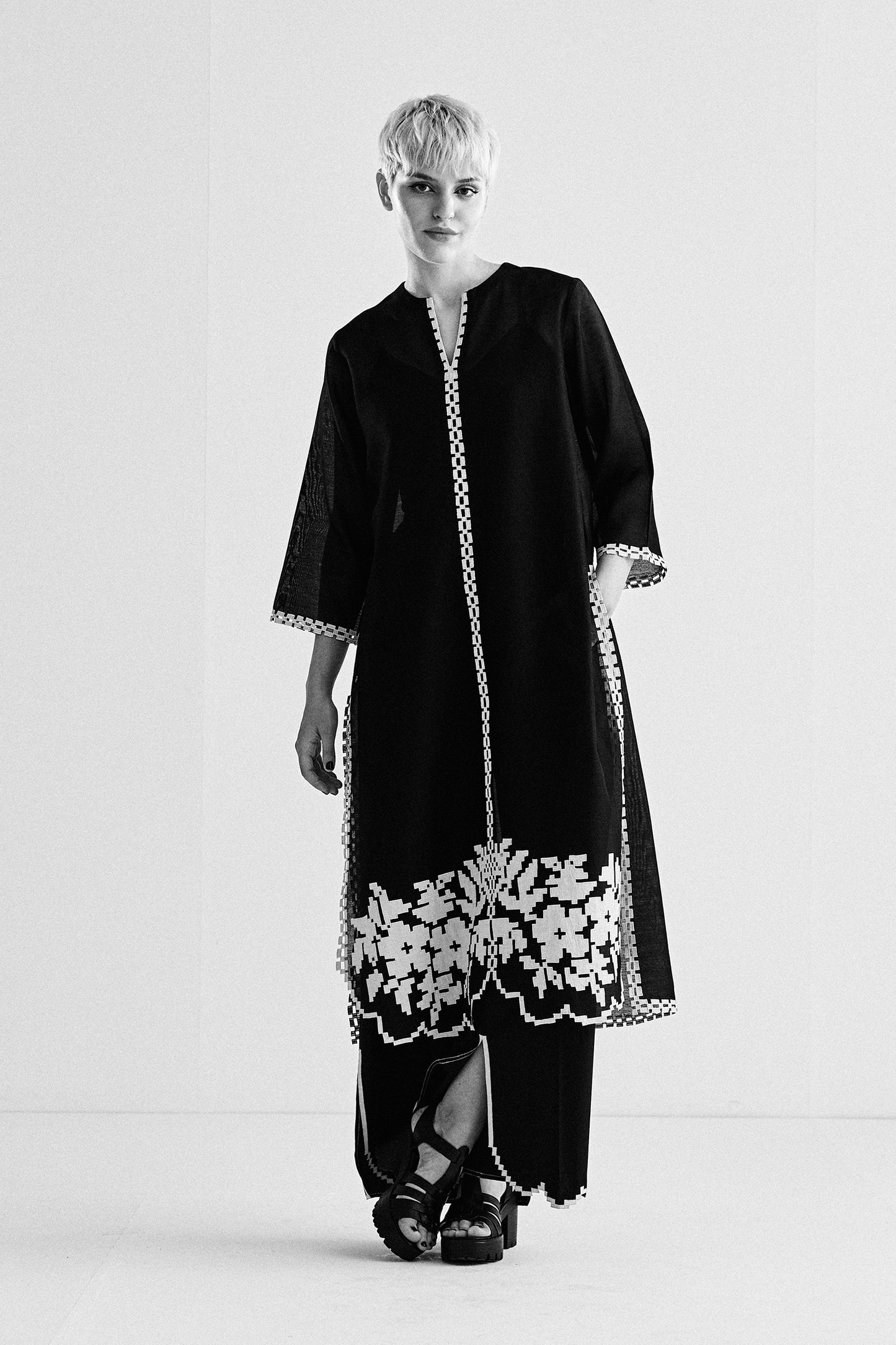 KAMEEZ WITH FLORAL SCALLOP APPLIQUE' AND CUTWORK