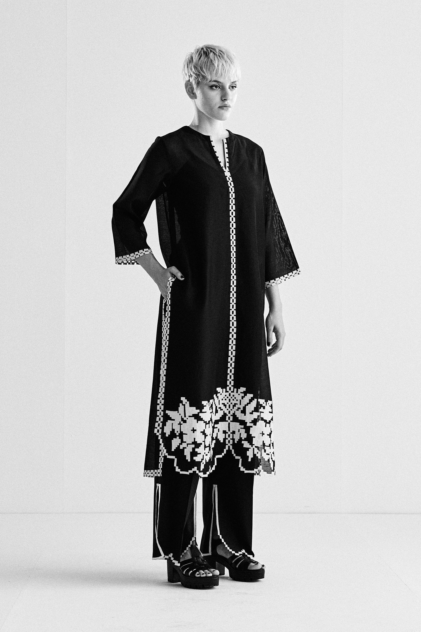 KAMEEZ WITH FLORAL SCALLOP APPLIQUE' AND CUTWORK