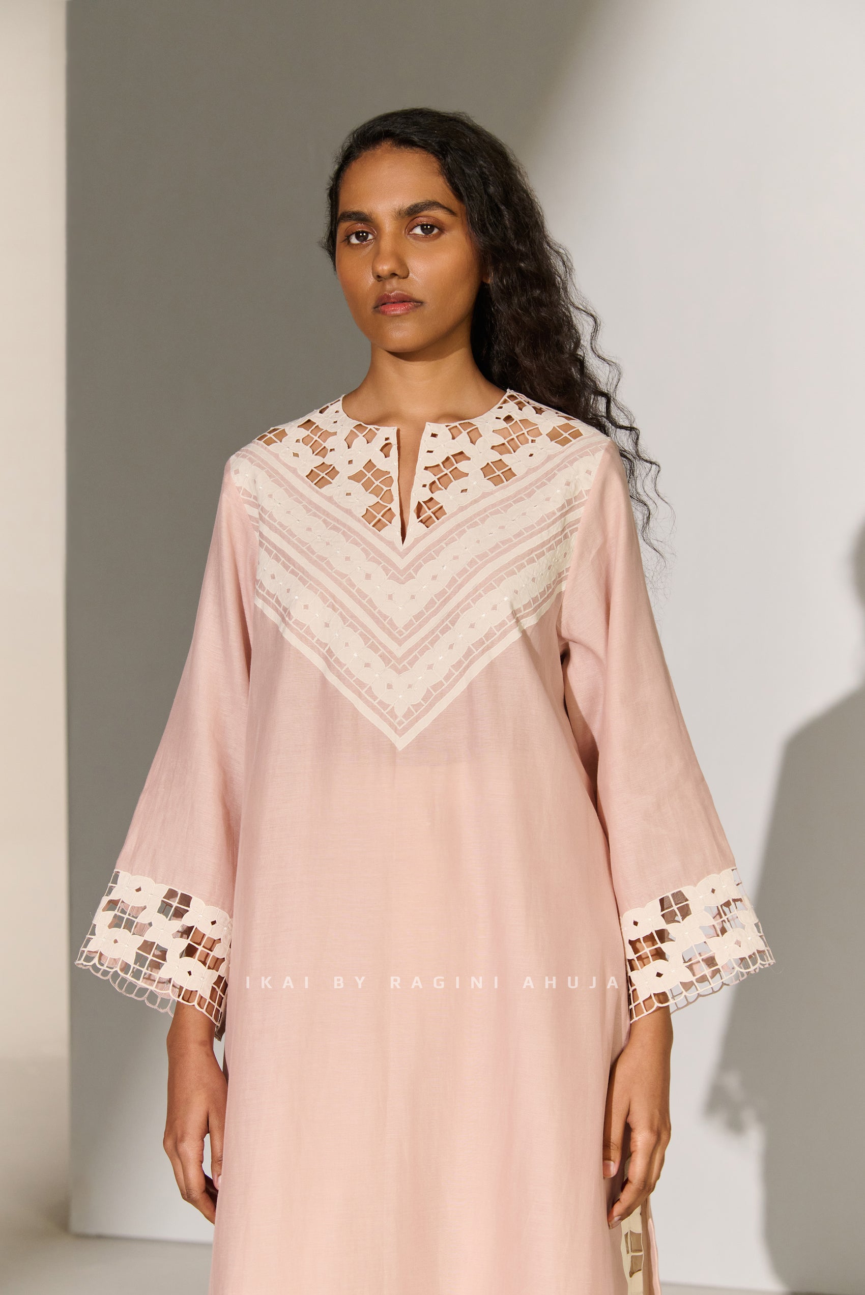 GEOMETRIC FLORAL NECK CUTWORK KAMEEZ SMV