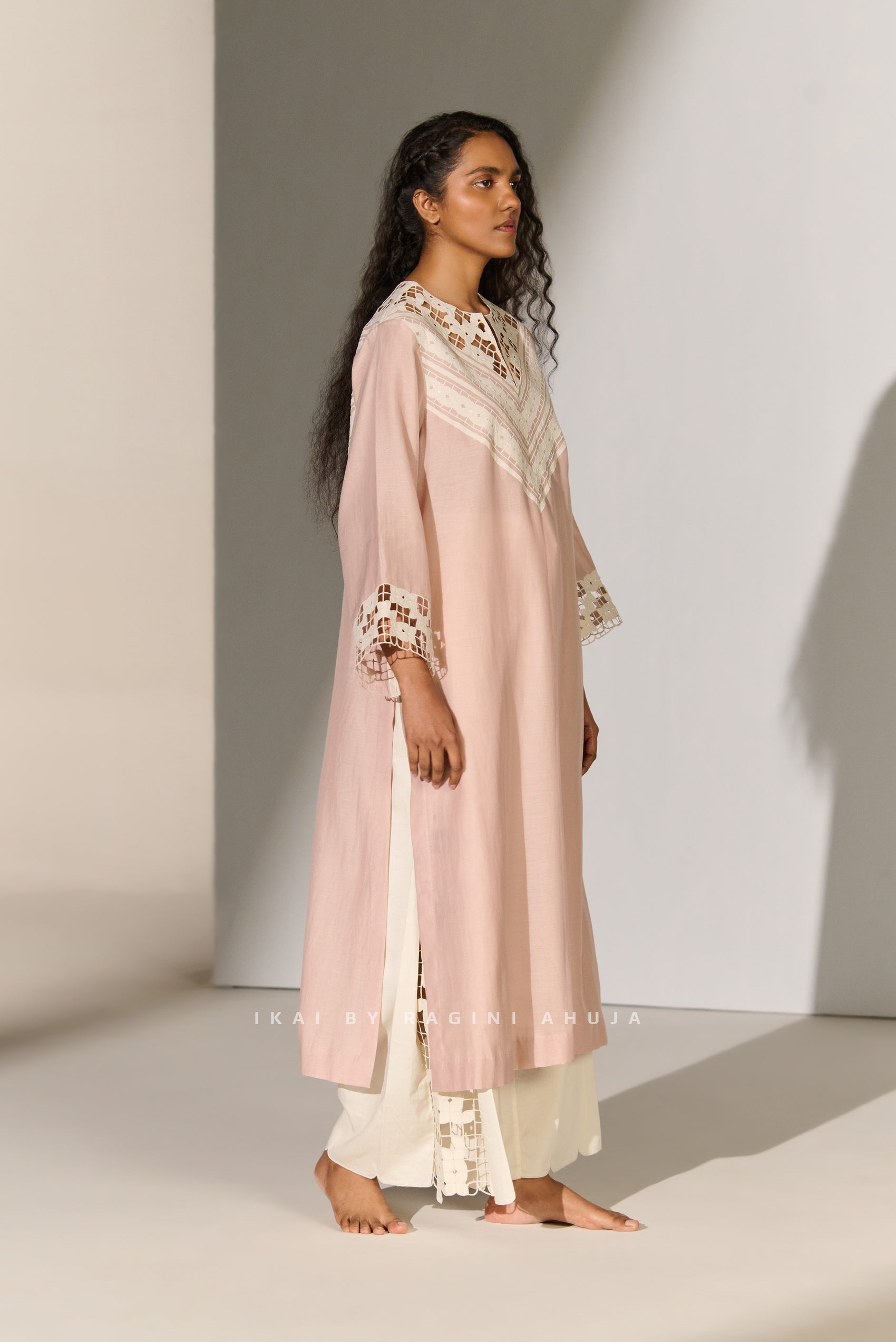 GEOMETRIC FLORAL NECK CUTWORK KAMEEZ SMV