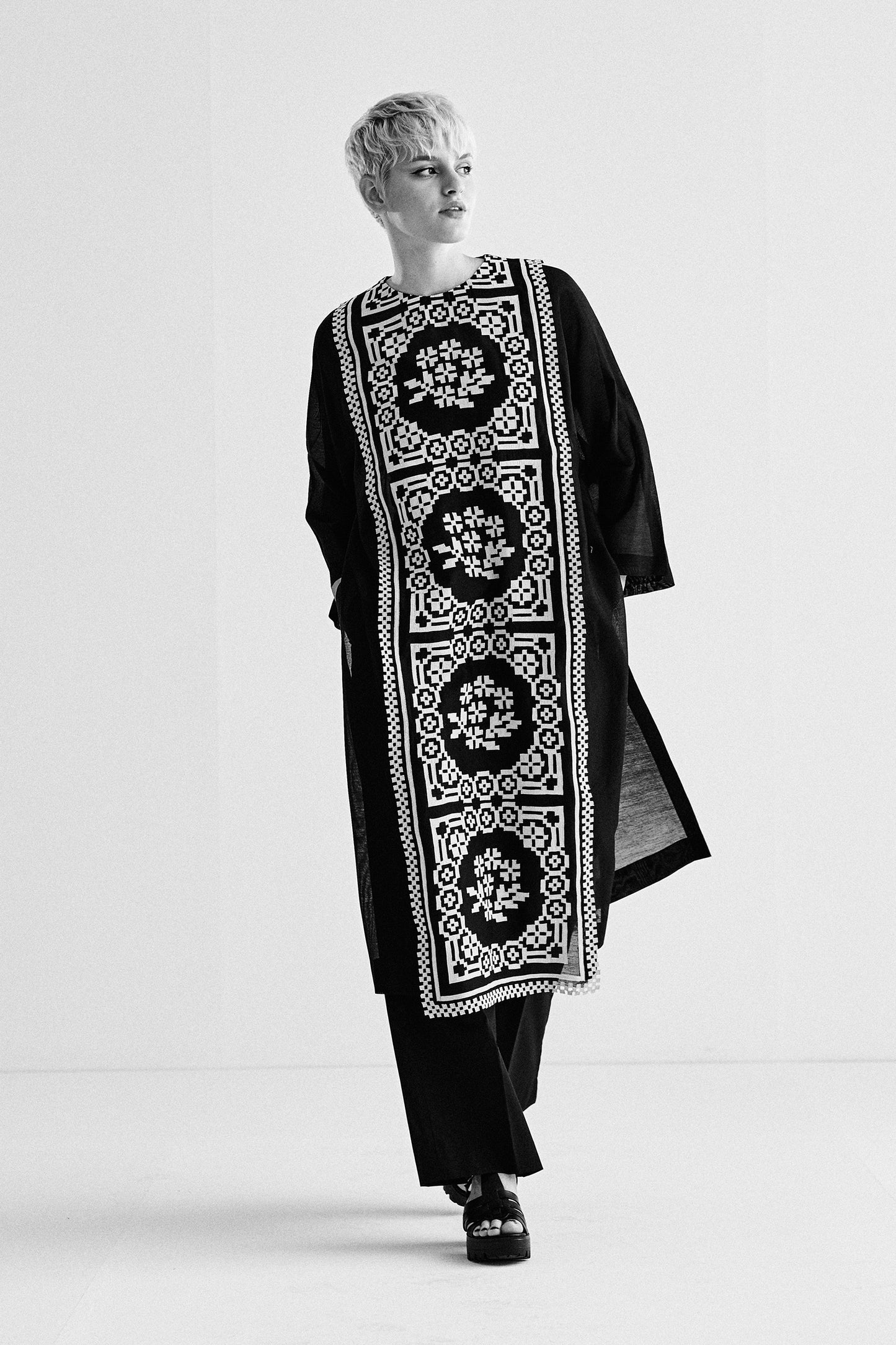 PANELLED APPLIQUE' AND CUTWORK KAMEEZ