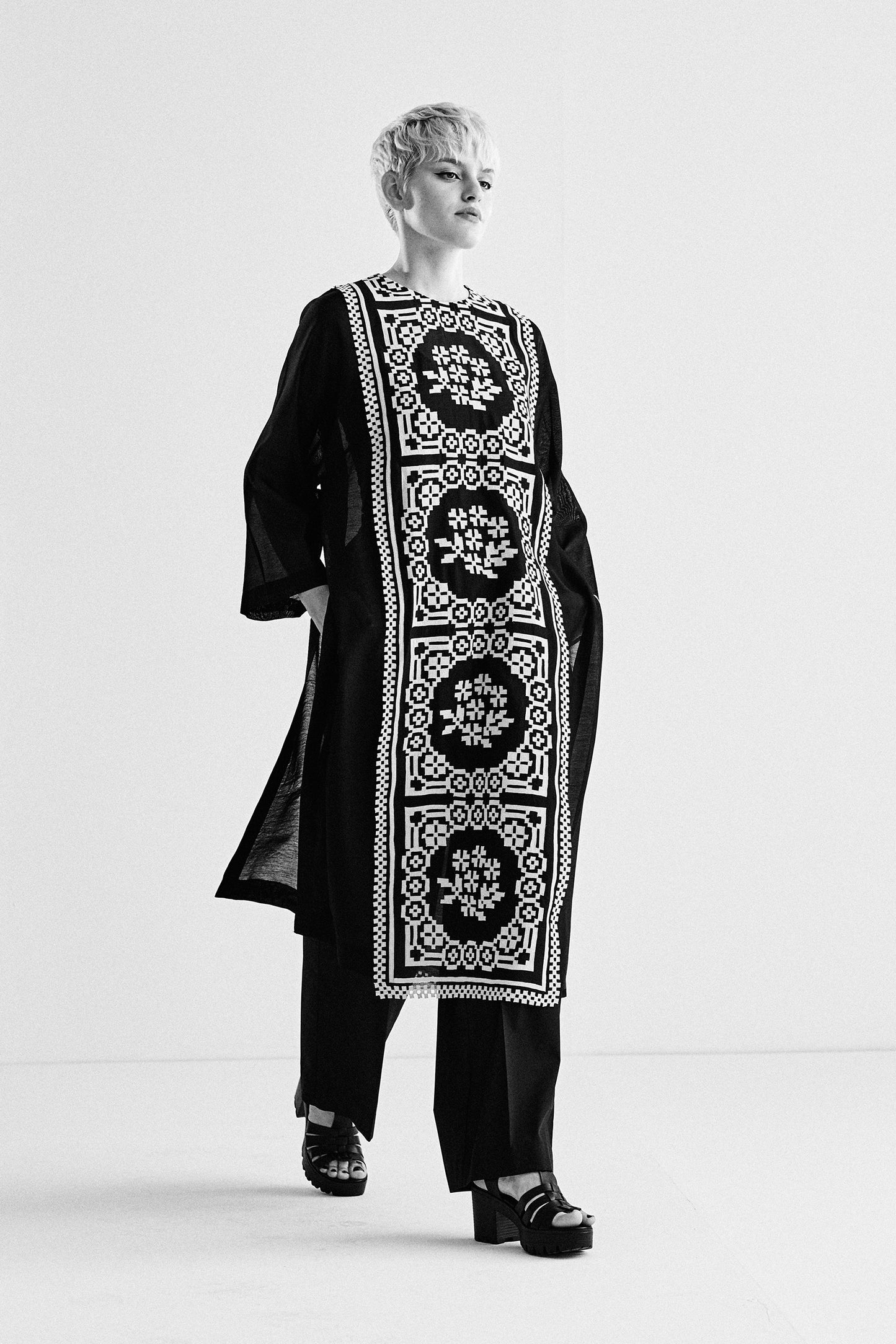PANELLED APPLIQUE' AND CUTWORK KAMEEZ