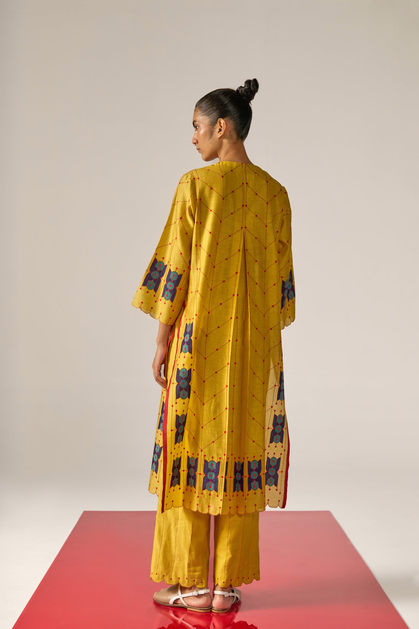 APPLIQUE' AND OUTLINE PLEATED KAMEEZ