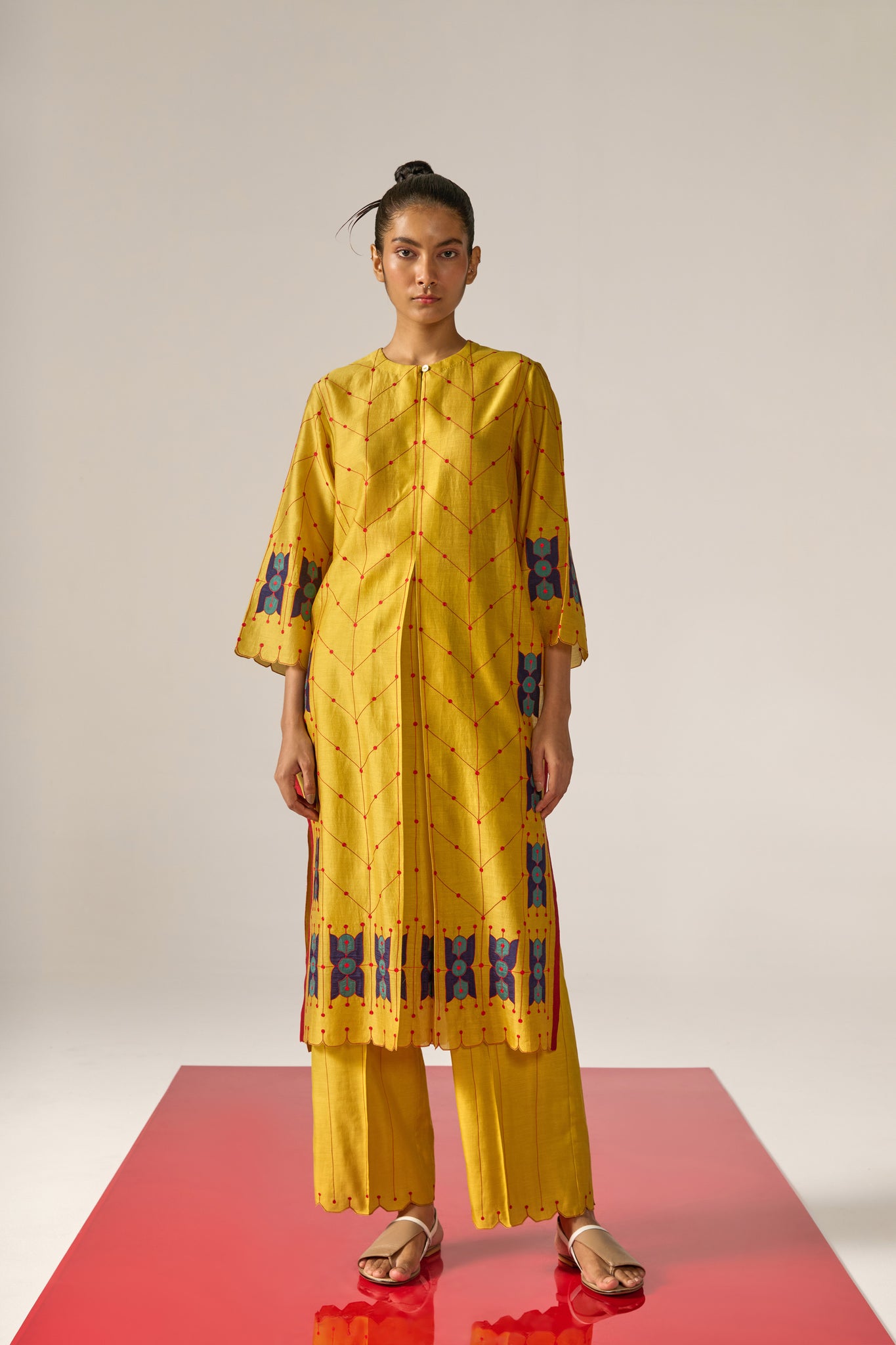 APPLIQUE' AND OUTLINE PLEATED KAMEEZ