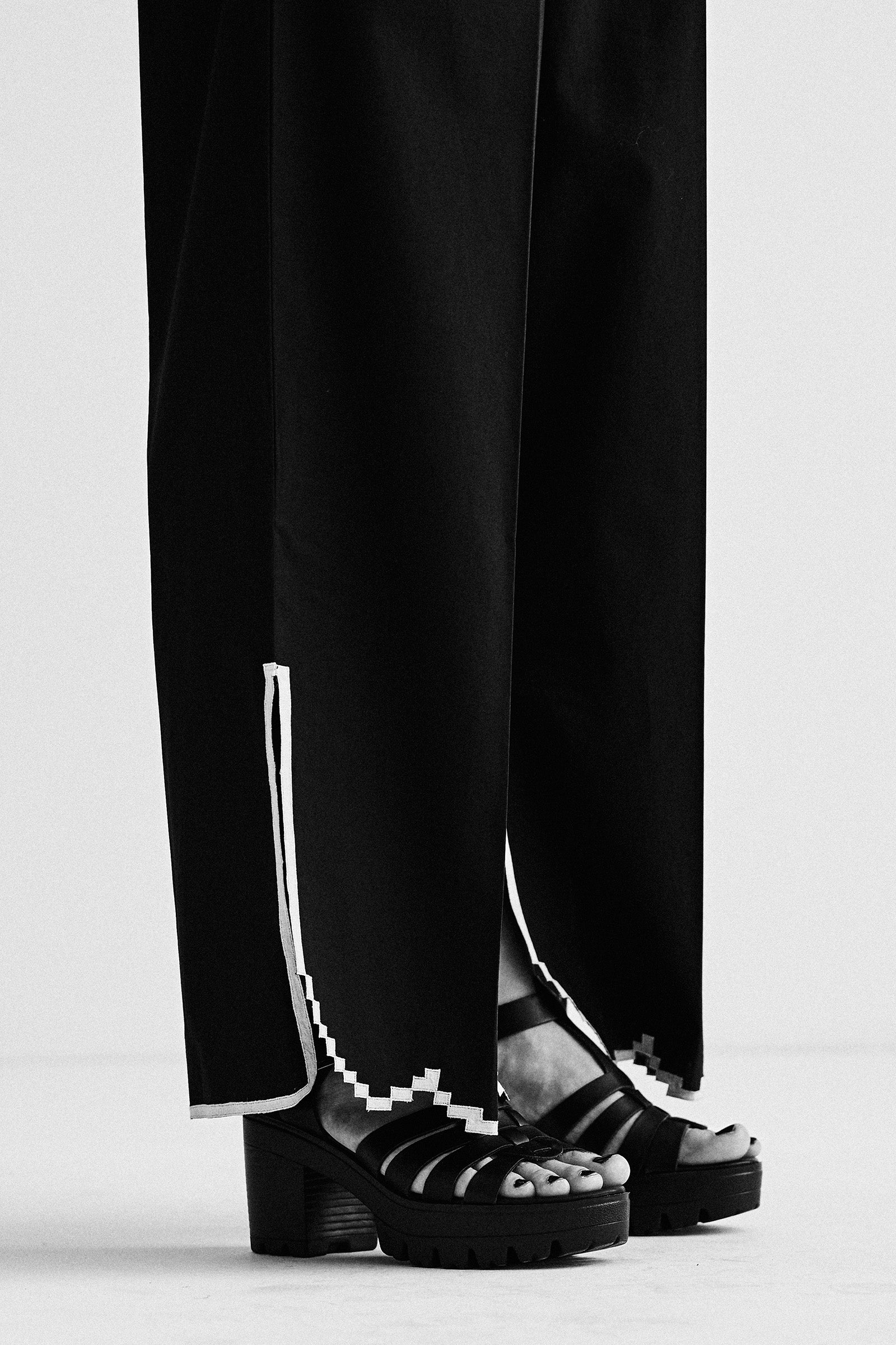 ELASTICATED SCALLOP APPLIQUE' PANTS WITH SLIT