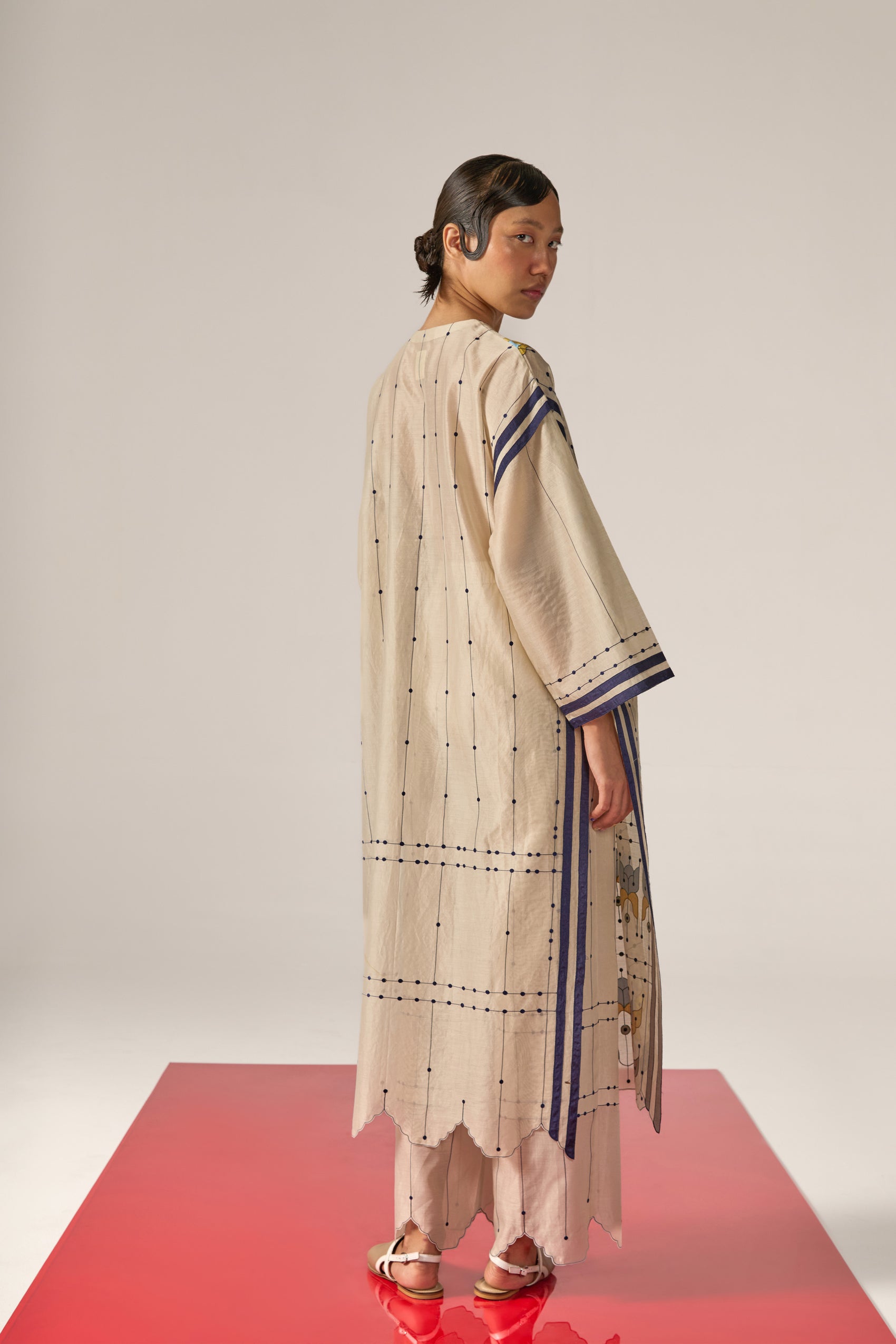 APPLIQUE' AND OUTLINE DROP SHOULDER KAMEEZ