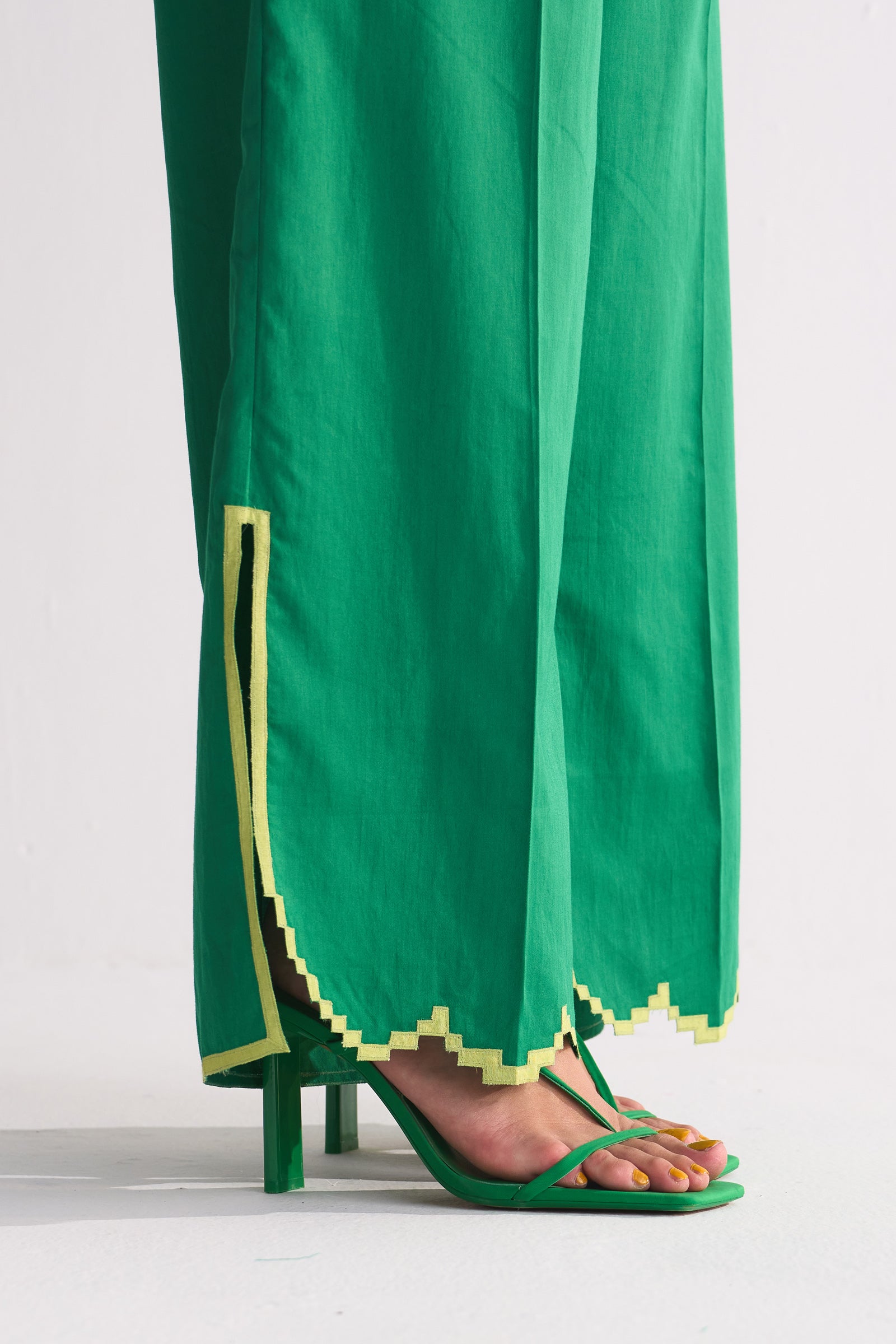 SCALLOP APPLIQUE' PANTS WITH SLIT