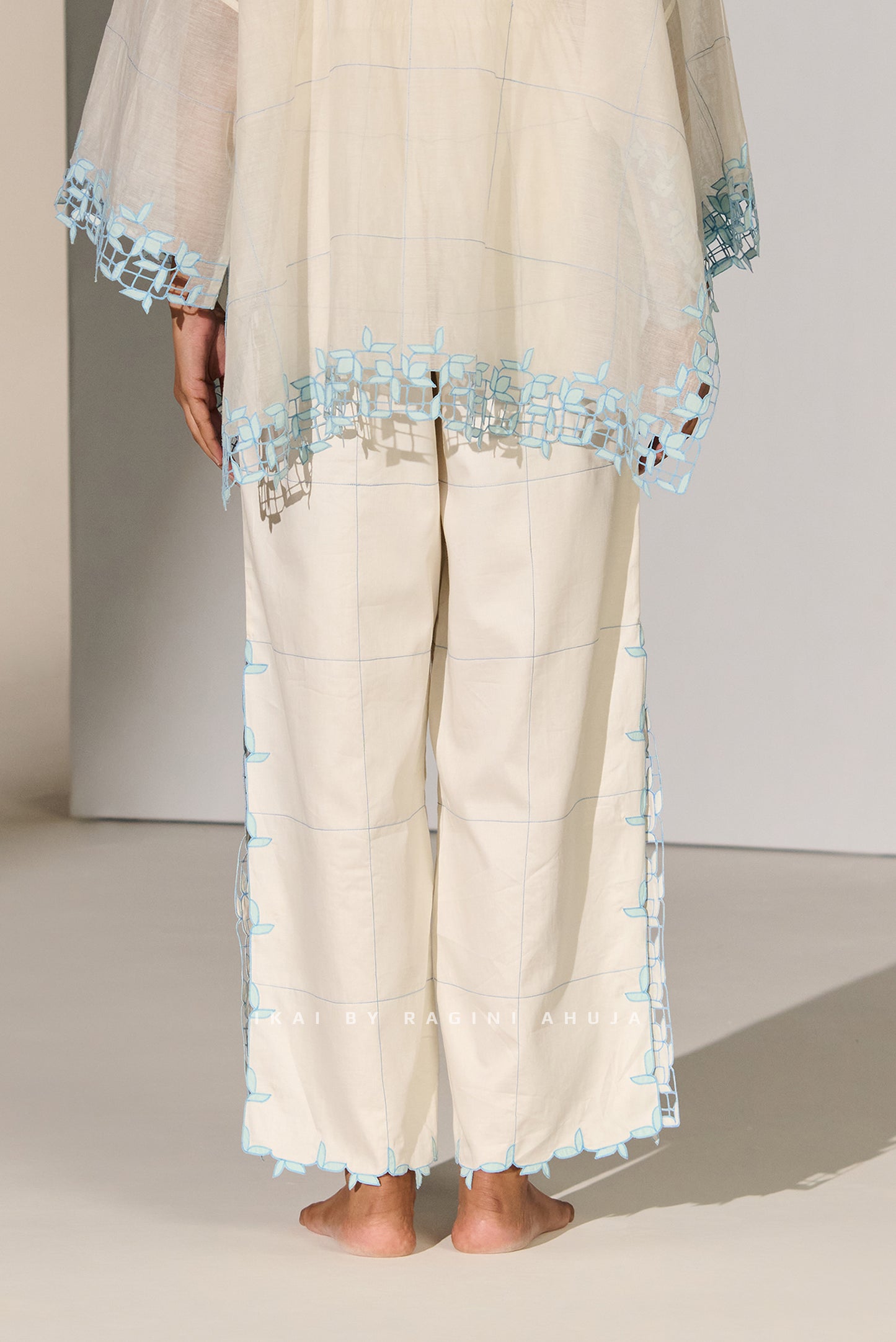 GEOMETRIC FLORAL CUTWORK SLIT PANTS IVR