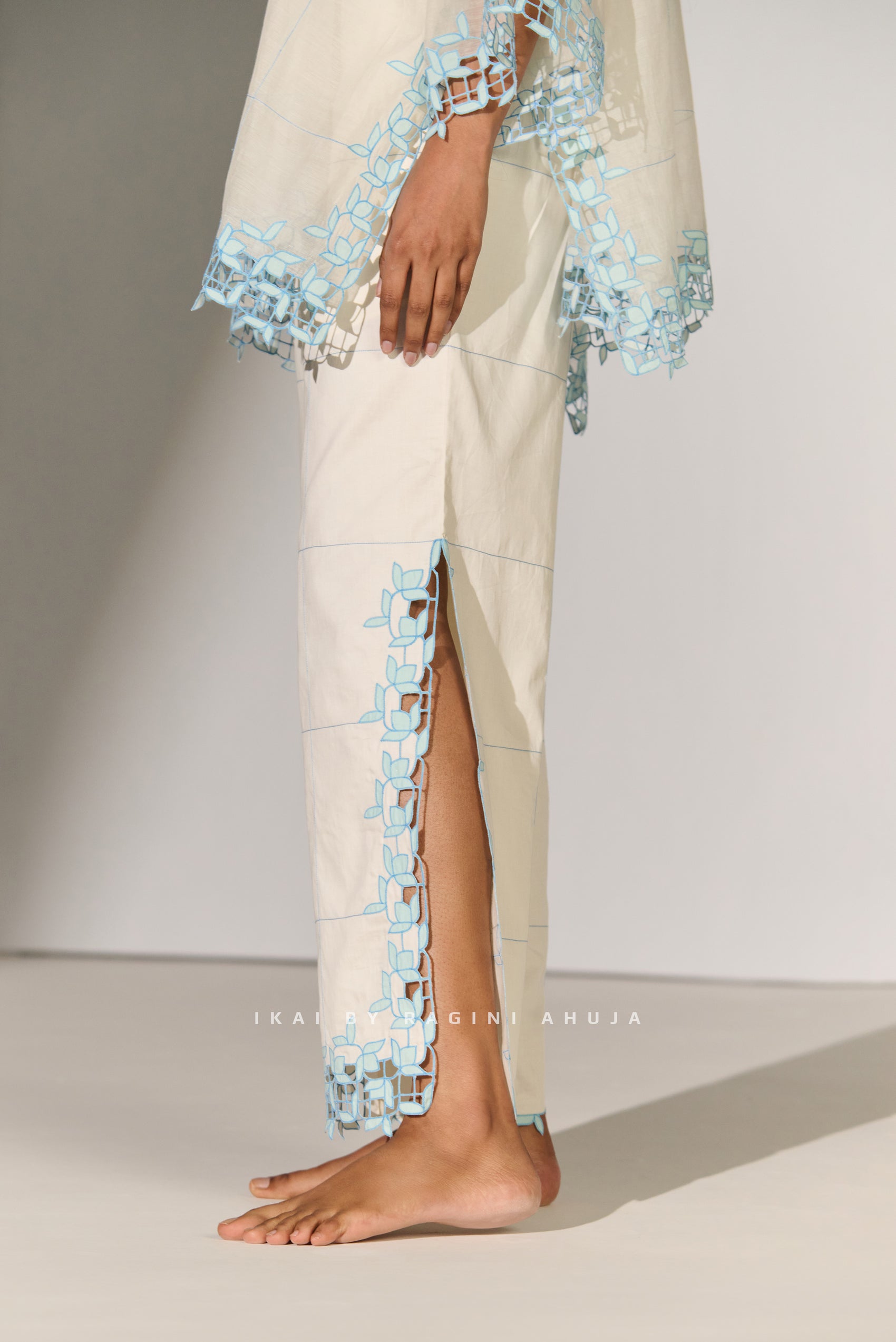 GEOMETRIC FLORAL CUTWORK SLIT PANTS IVR