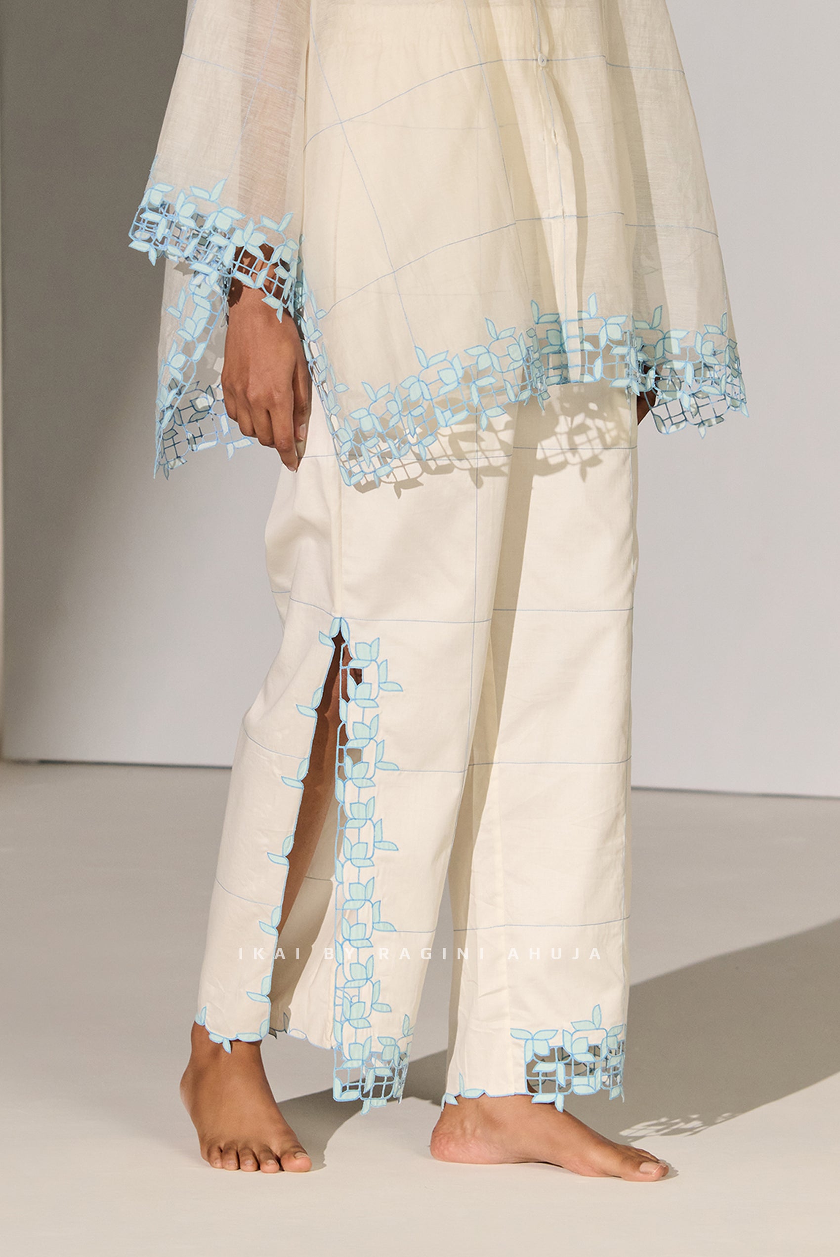 GEOMETRIC FLORAL CUTWORK SLIT PANTS IVR