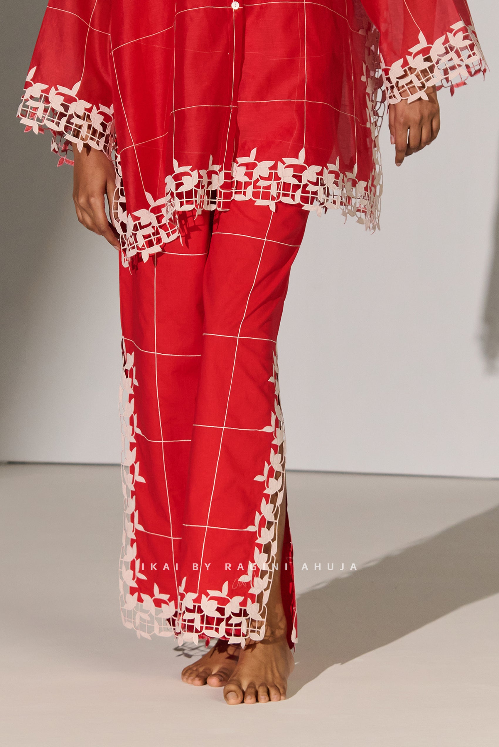 GEOMETRIC FLORAL CUTWORK SLIT PANTS RED