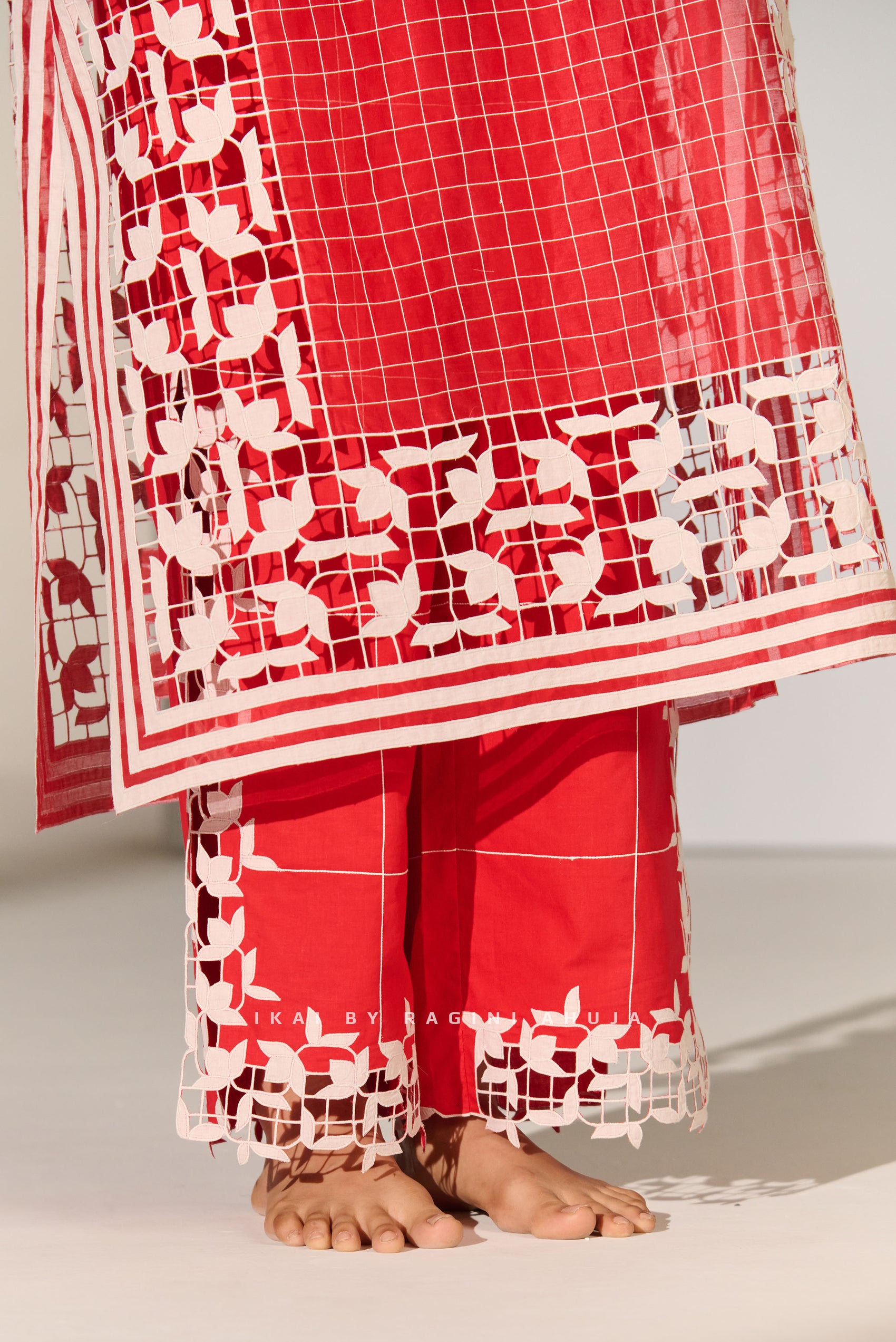 GEOMETRIC FLORAL CUTWORK SLIT PANTS RED