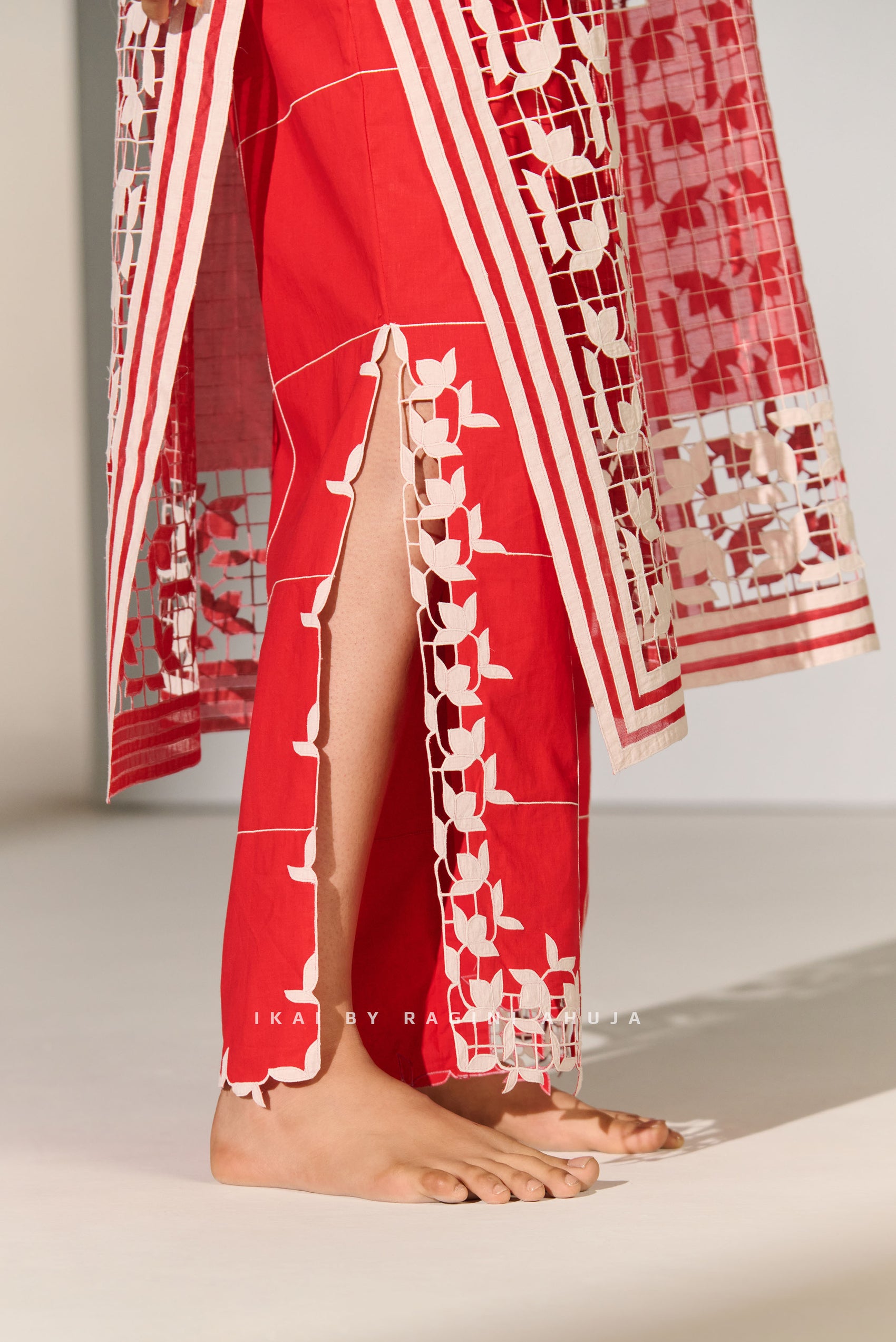 GEOMETRIC FLORAL CUTWORK SLIT PANTS RED