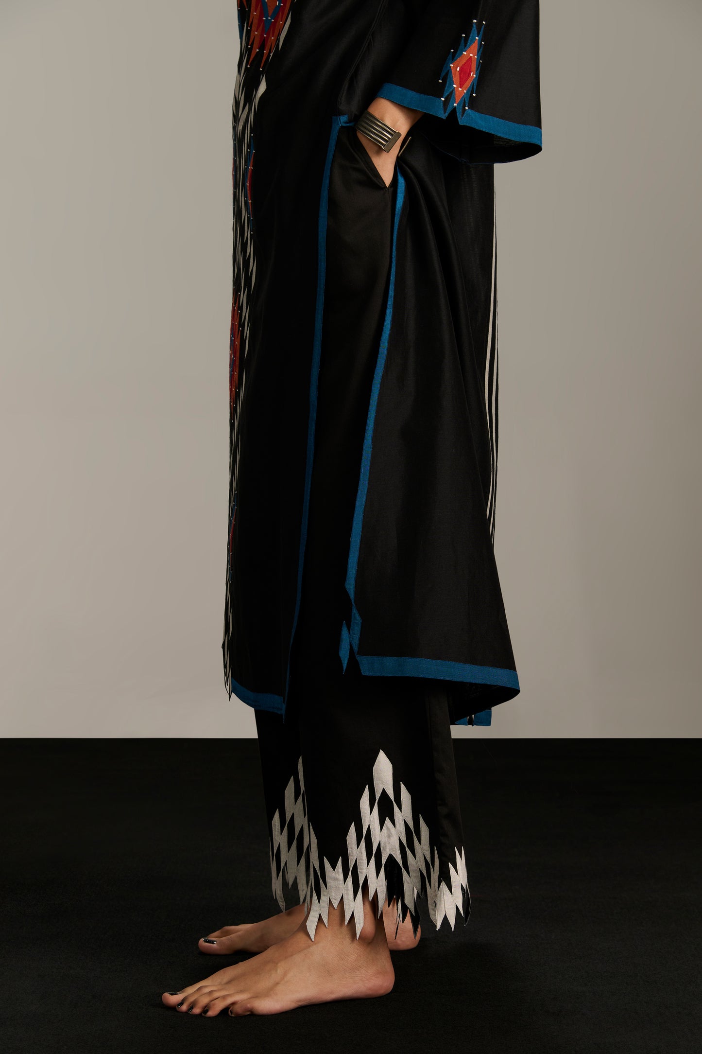 APPLIQUE&#39; AND CUTWORK PANTS